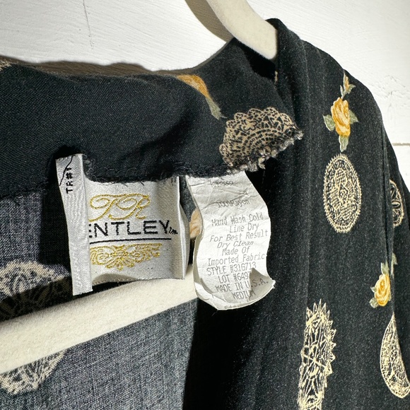 Adorable 90's Crop Top with Large Black Buttons and Rayon Paisley Pattern - Picture 2 of 5